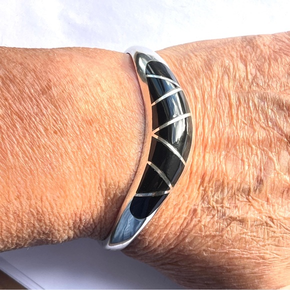 Vintage MCM Taxco Hinged Black Onyx Inlay in 950 Sterling Silver Bracelet - Picture 2 of 8